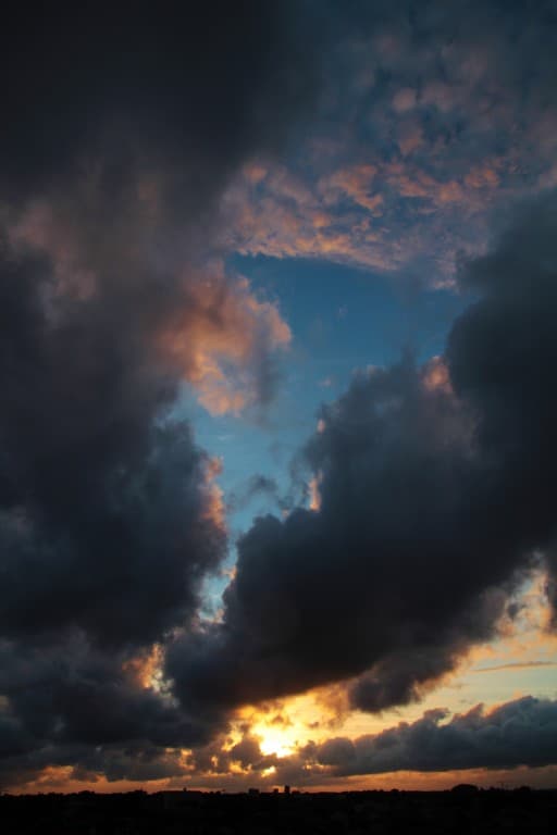 Ciel couchant nuageux