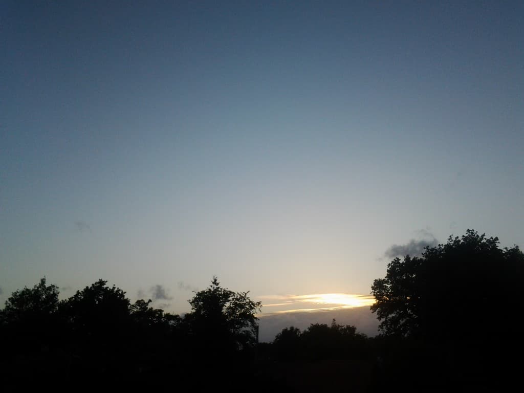 Coucher peu nuageux.