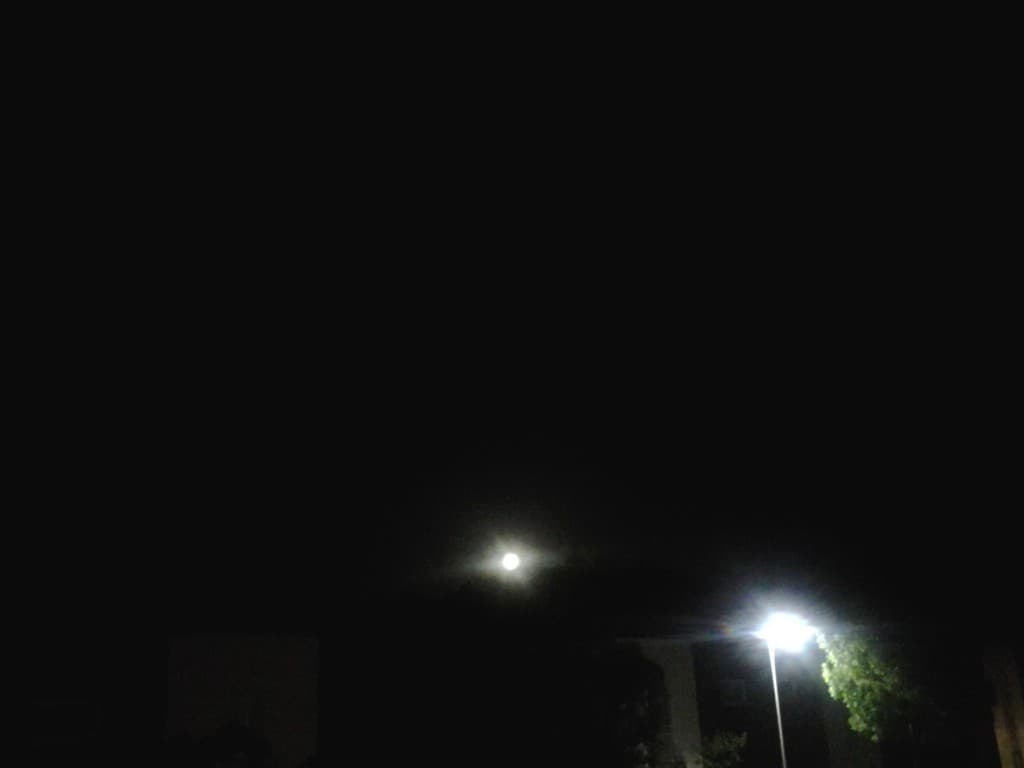 La lune qui sort de derrière les nuages. 