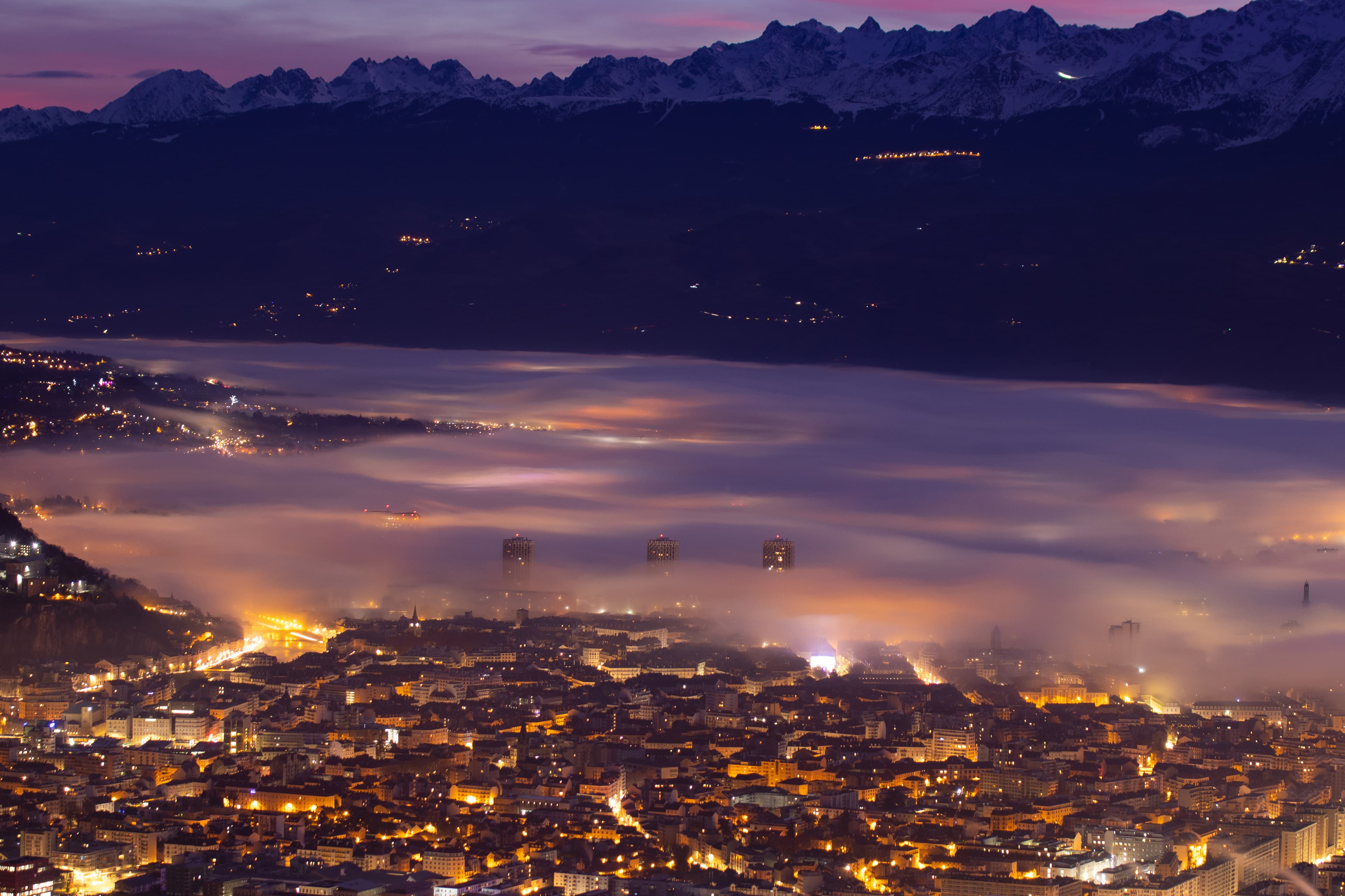 Grenoble sous des stratus