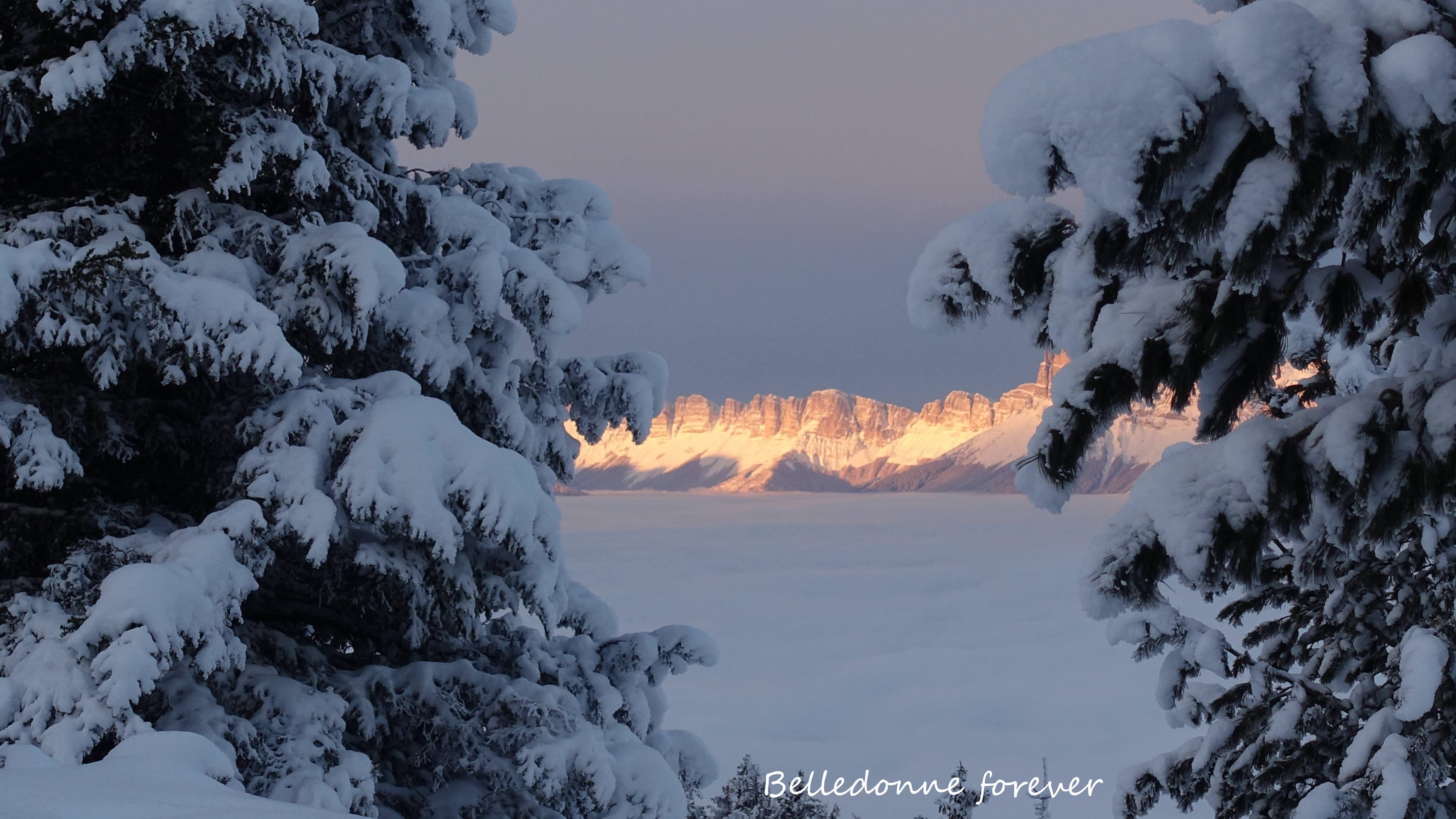 Ciel parsemé de nuage au-dessus d'une mer de nuages à 1400m encore de la poudre à la descente A.P.