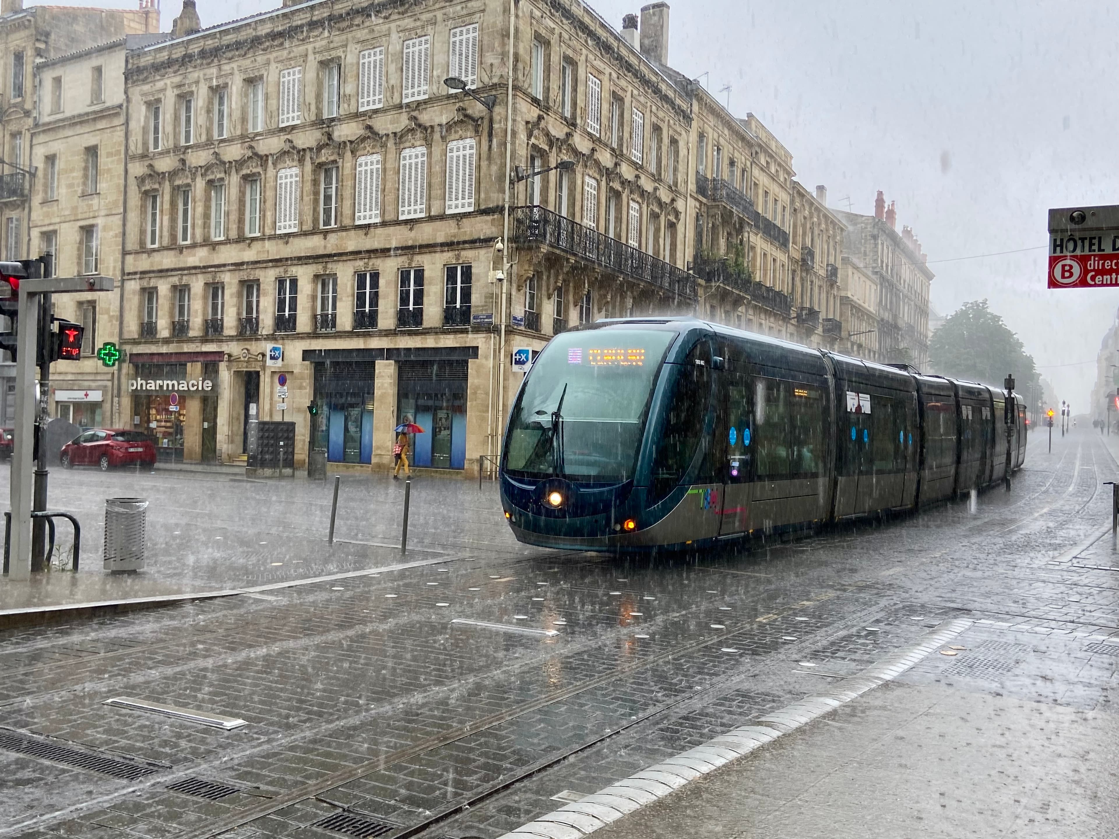 Le tramway de Bordeaux sous un violent orage