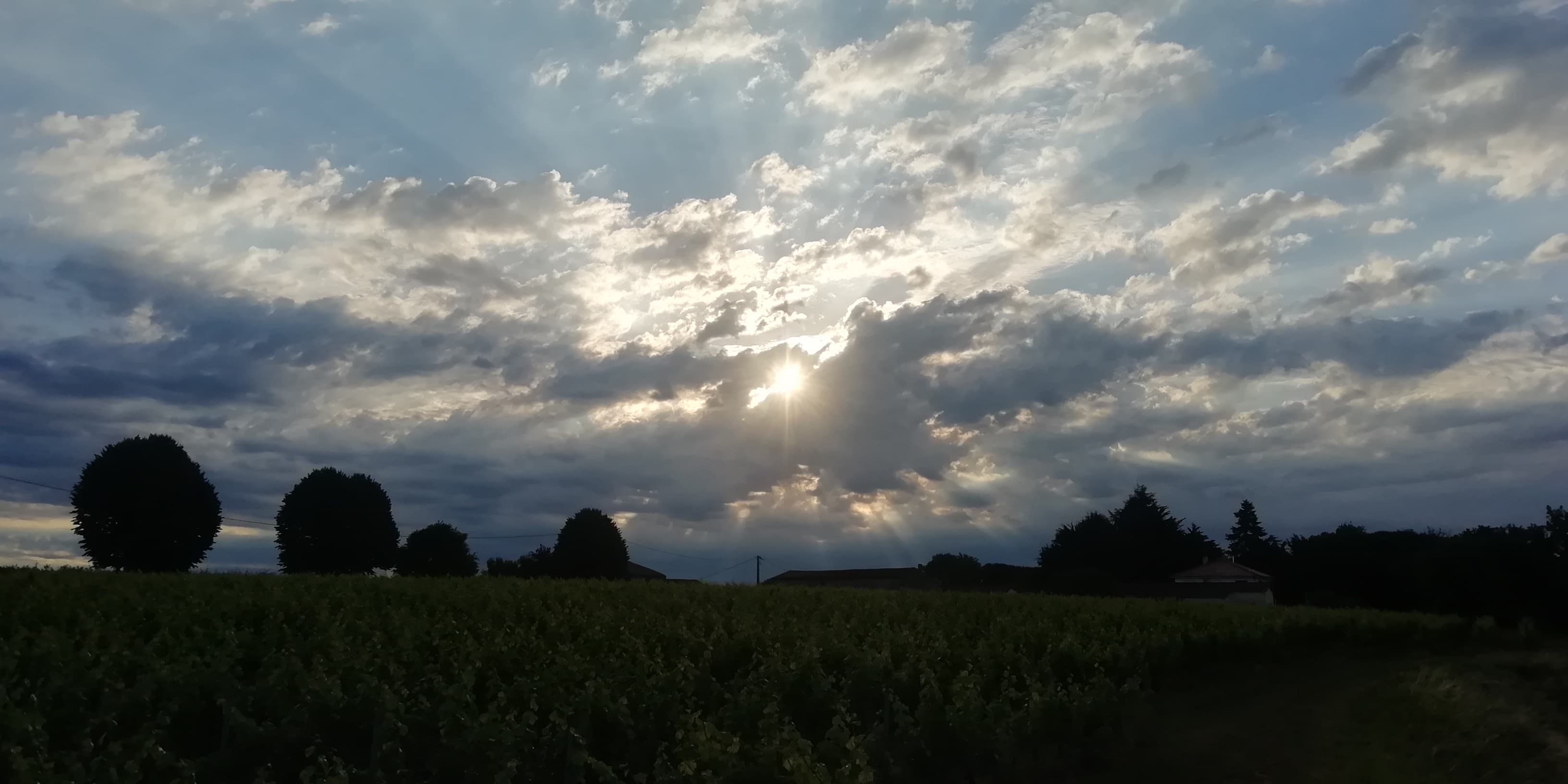 quelques nuages après l'orage ce matin