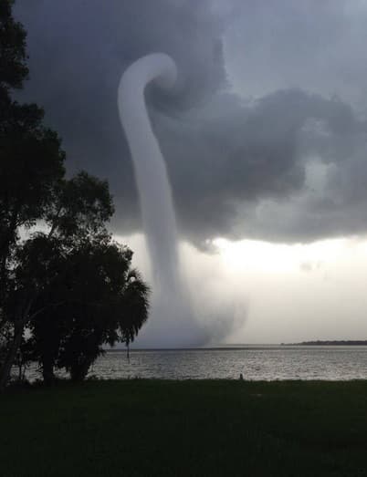 Image d'illustration pour Trombe spectaculaire et tornades en Floride