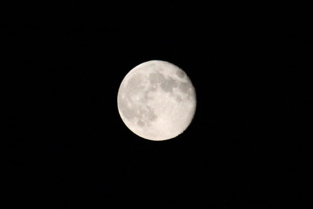 Pleine lune et ciel clair