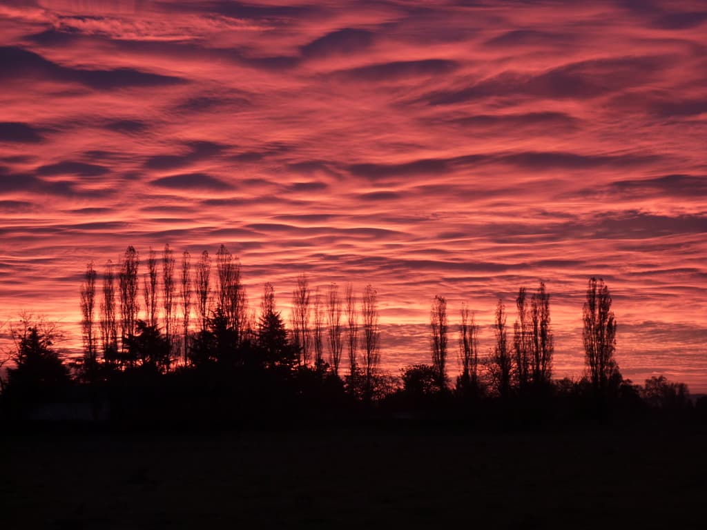 Le jour se lève, le ciel s'embrase