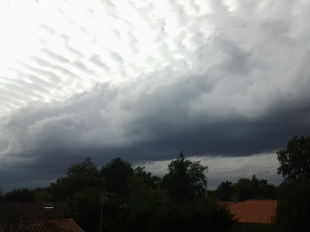 Ligne d'averse au NO avec du vent. 