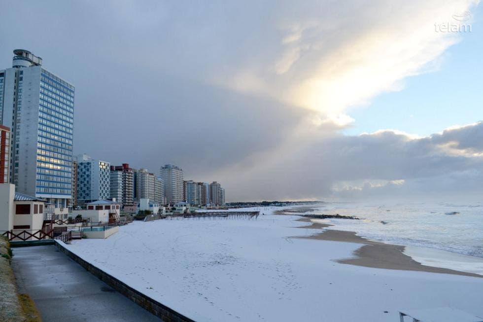 Image d'illustration pour Neige dans le désert chilien (Amérique du Sud)